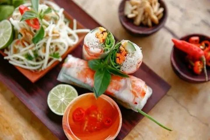 Hotspot Matrix: Biến Phương Oanh diện set đồ 50 thành cơ hội marketing đột phá